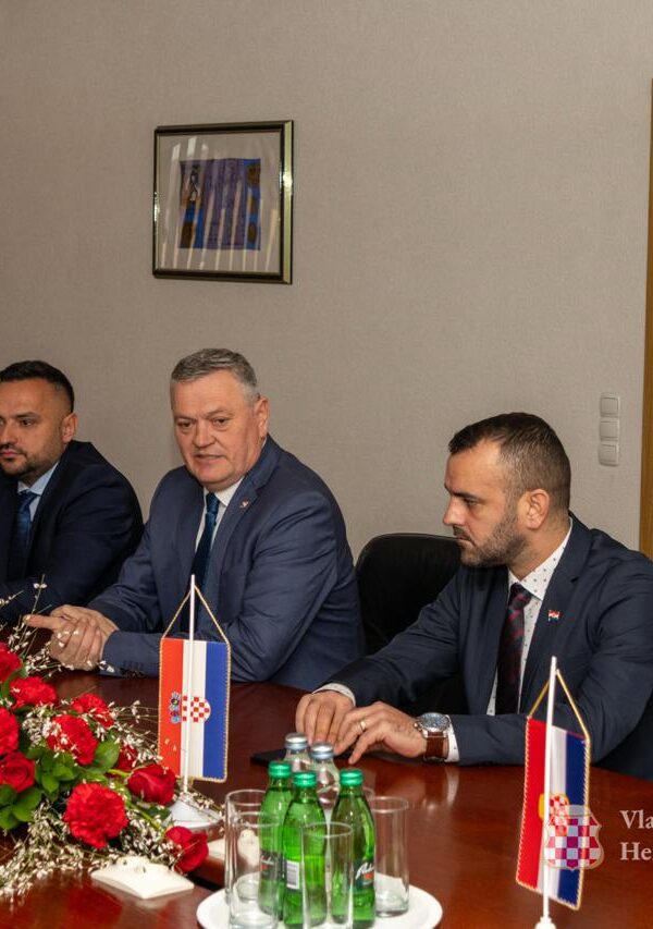 632282615 1230178455962755 8459342810682898700 n 600x853