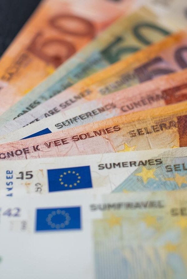Money euro 1 600x896