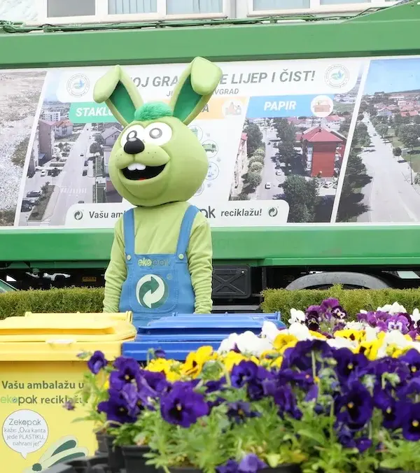 491811993 707412678302647 1742784429987791779 n 600x676