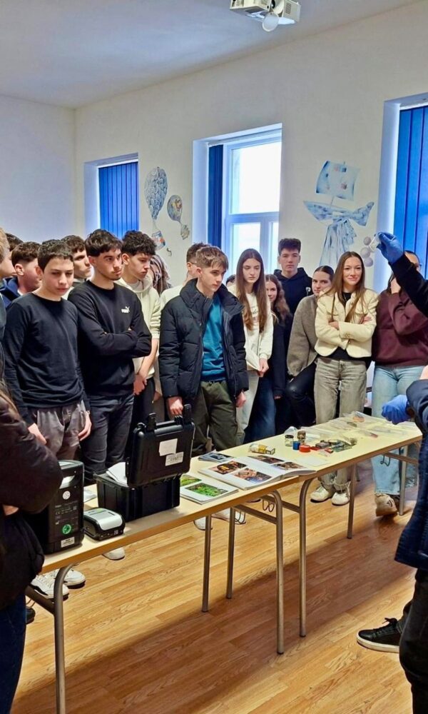 Policija1 1536x1536 1 600x1000