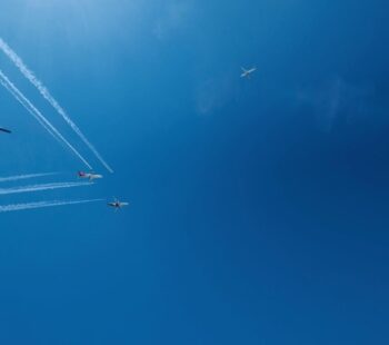 zračni promet, nebo sa par aviona kako prelijetaju zračni promet, nebo sa par aviona kako prelijetaju