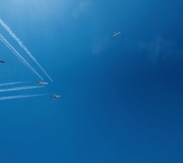 Zracni promet nebo sa par aviona kako prelijetaju 360x320