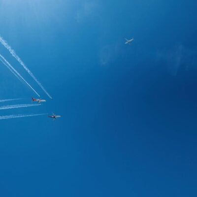 zračni promet, nebo sa par aviona kako prelijetaju zračni promet, nebo sa par aviona kako prelijetaju