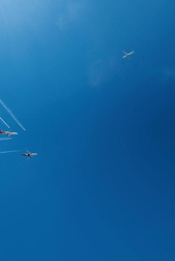 Zracni promet nebo sa par aviona kako prelijetaju 600x896