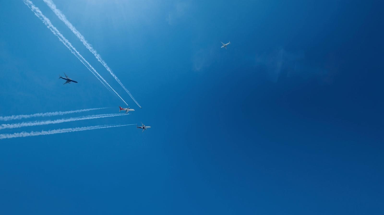 Zracni promet nebo sa par aviona kako prelijetaju