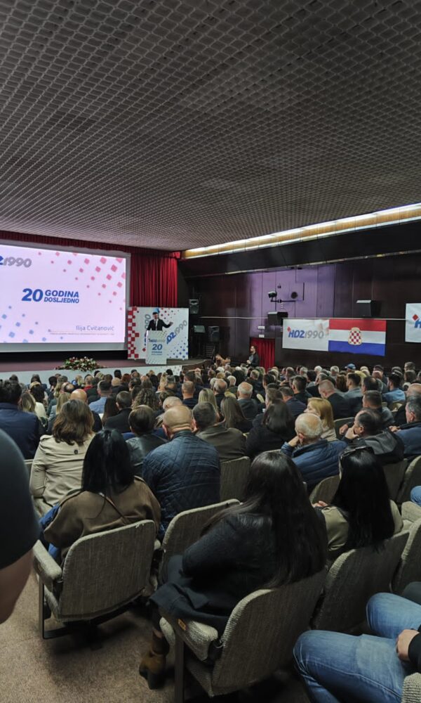 34f05a1b 185d 4b78 a828 65d384a57a03 600x1000