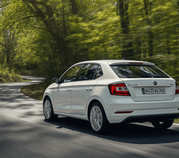 bijela škoda fabia, da se pola auta vidi, sa strane, na cesti