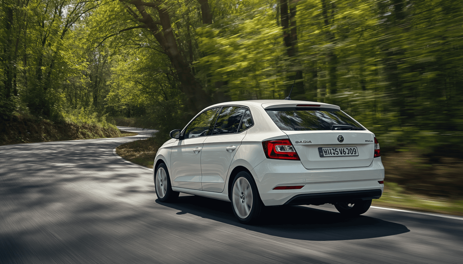 Bijela skoda fabia da se pola auta vidi sa strane na cesti