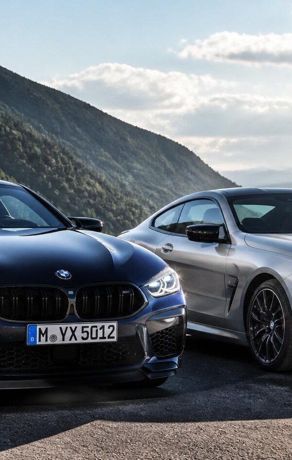 Par auta bmw na izlozbi na cesti bez registracije 600x944