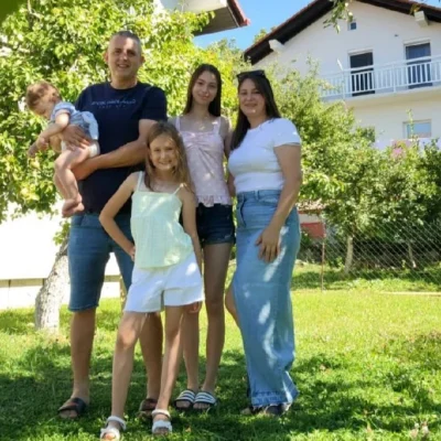 alen-dervic-supruga-dzenita-i-njihovo-troje-djece-nakon-vise-od-dva-desetljeca-zivota-u-sad-u-odlucili-su-ostati-u-tomislavgradu